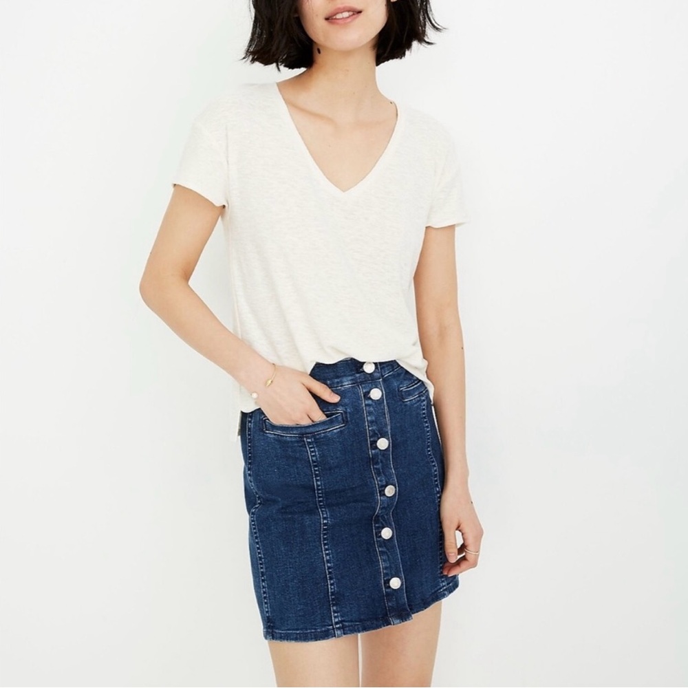 Madewell Stretch Denim
Straight Mini Skirt in Marsden Wash.